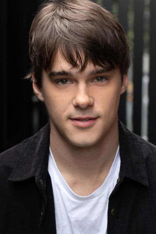 Mitchell Hope photo